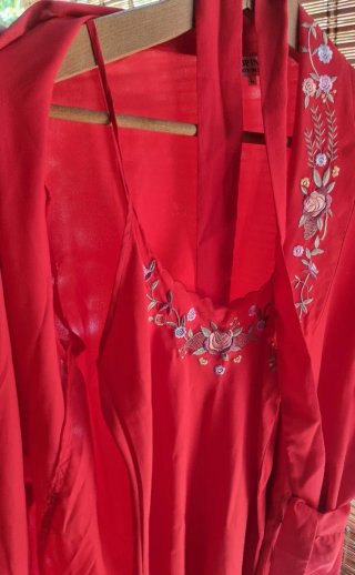 Camisón y bata de verano rojo bordado