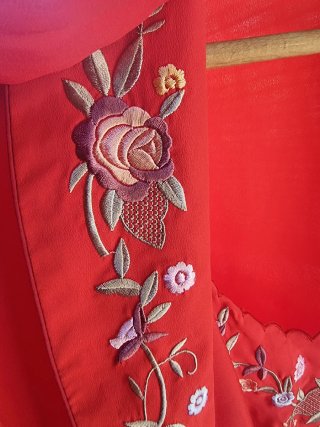 Camisón y bata de verano rojo bordado