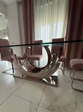 Mesa de cristal con base metálica plateada