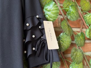 T. 40. Vestido negro corte en A. Nuevo con etiquet