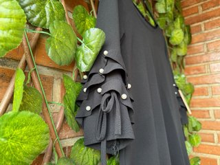 T. 40. Vestido negro corte en A. Nuevo con etiquet