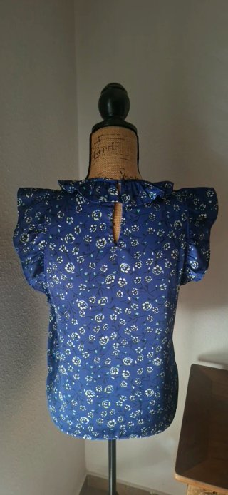 Blusa azul oscuro floral