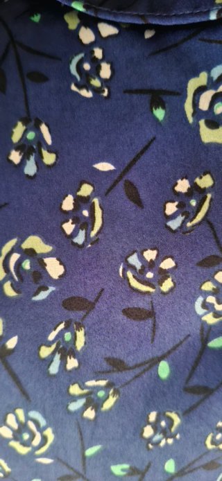 Blusa azul oscuro floral