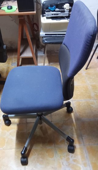Silla de oficina azul y gris con ruedas