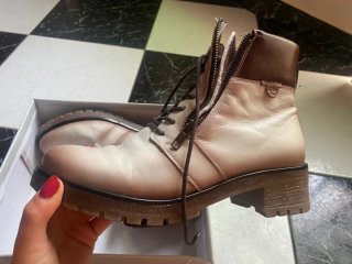 Botas de mujer beige y marrón