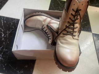 Botas de mujer beige y marrón