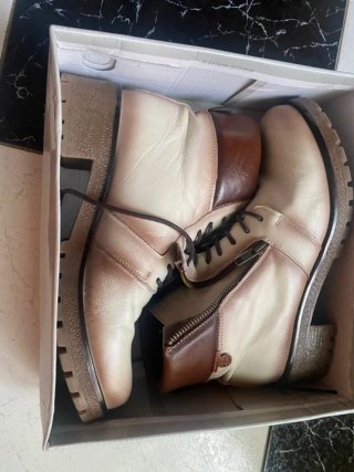 Botas de mujer beige y marrón