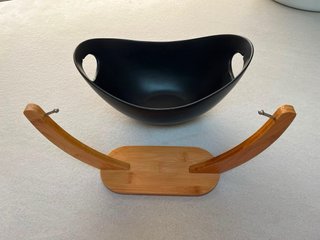 Bol de cocina negro con base de madera