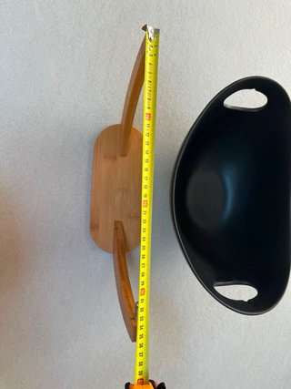 Bol de cocina negro con base de madera