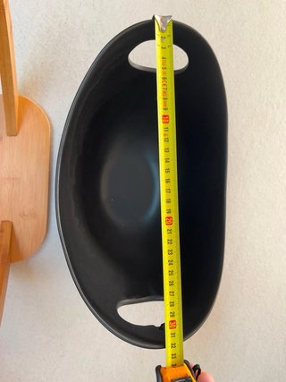 Bol de cocina negro con base de madera