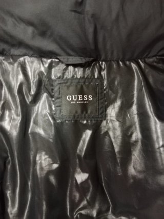 Chaqueta Guess Negra con Capucha y Pelo