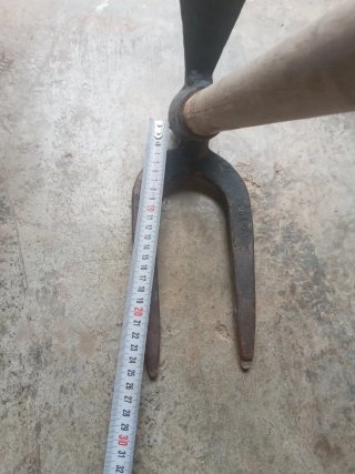 Azada con mango de madera marca billota