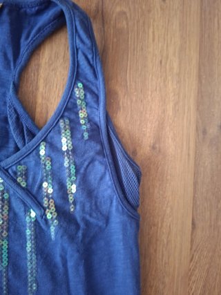 Top azul con lentejuelas
