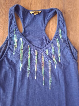 Top azul con lentejuelas