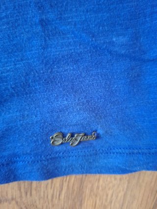 Top azul con lentejuelas
