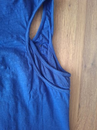 Top azul con lentejuelas