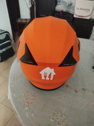 Casco de moto naranja con logo