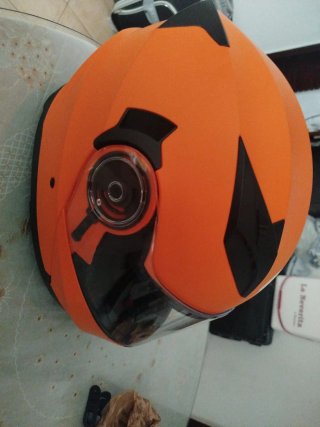 Casco de moto naranja con logo