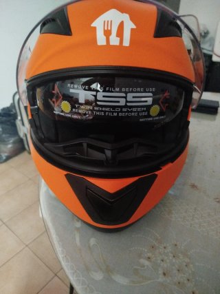 Casco de moto naranja con logo