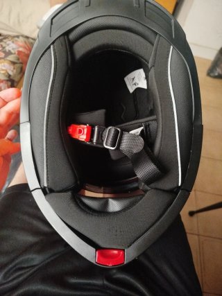 Casco de moto naranja con logo