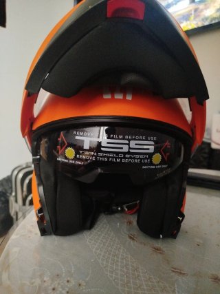 Casco de moto naranja con logo