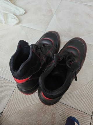 Botas Robusta Talla 44 Negras con Rojo