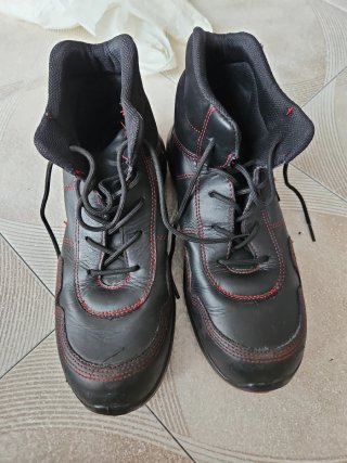 Botas Robusta Talla 44 Negras con Rojo