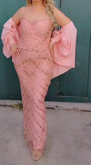Vestido de fiesta rosa con pedrería corset falda