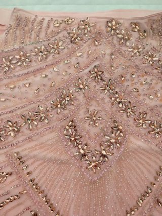 Vestido de fiesta rosa con pedrería corset falda