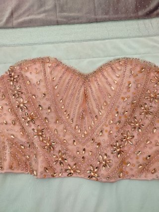 Vestido de fiesta rosa con pedrería corset falda