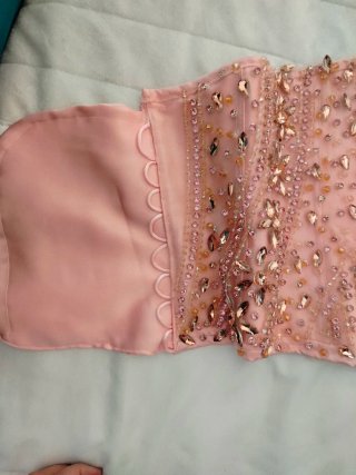 Vestido de fiesta rosa con pedrería corset falda