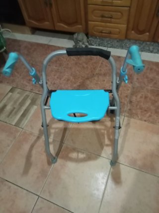 Andador azul con asiento y ruedas