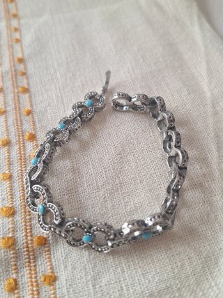Pulsera eslabones plateada con cabujones turquesa