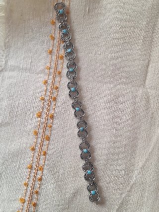 Pulsera eslabones plateada con cabujones turquesa
