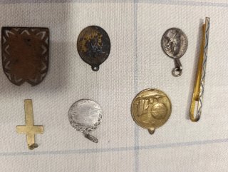 Lote 6 Medallas Antiguas y Pasador Corbata