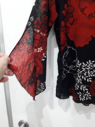 Camiseta gasa floral encaje lateral