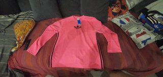 Camiseta Adidas tipo rap rosa