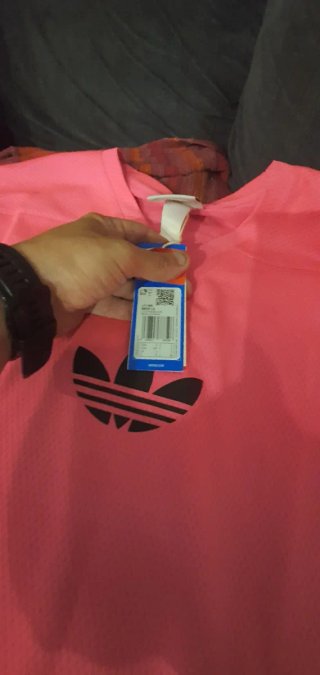 Camiseta Adidas tipo rap rosa
