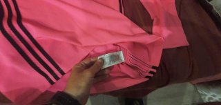 Camiseta Adidas tipo rap rosa