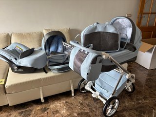 Carro de bebé azul con accesorios