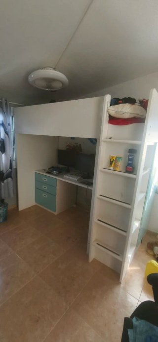Cama alta con escritorio y armario