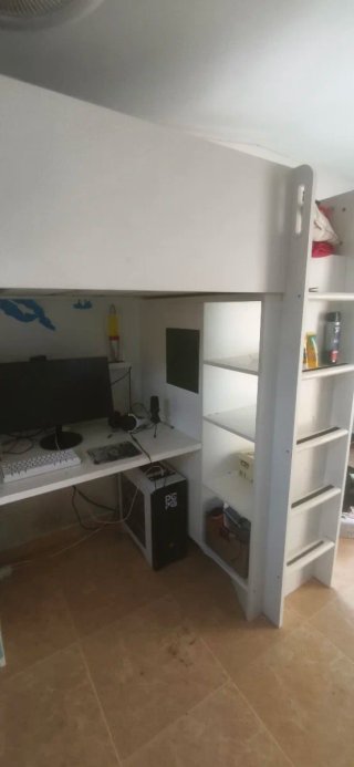 Cama alta con escritorio y armario