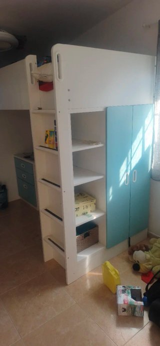Cama alta con escritorio y armario