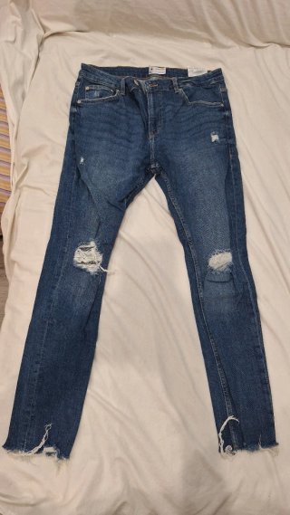Vaqueros Bershka blancos rotos talla 38