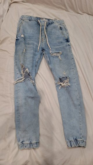 Vaqueros Bershka blancos rotos talla 38