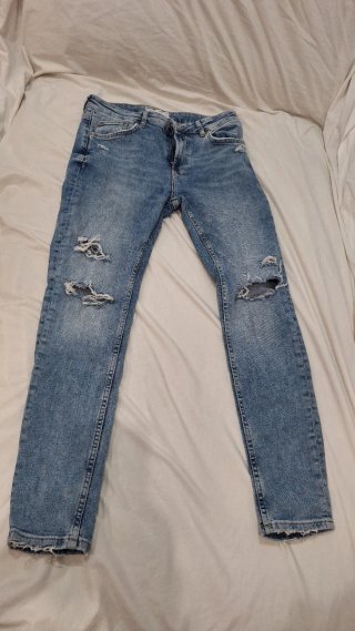 Vaqueros Bershka blancos rotos talla 38