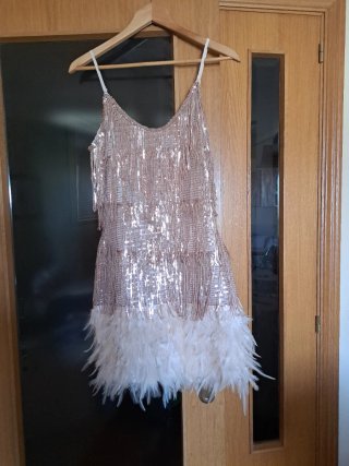 Vestido fiesta lentejuelas y plumas