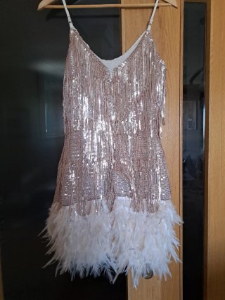 Vestido fiesta lentejuelas y plumas
