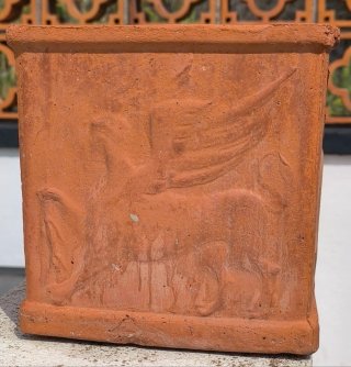Jardinera terracota con relieves