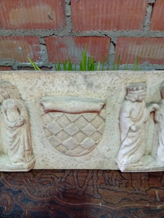 Panel relieve piedra artificial figuras y escudo